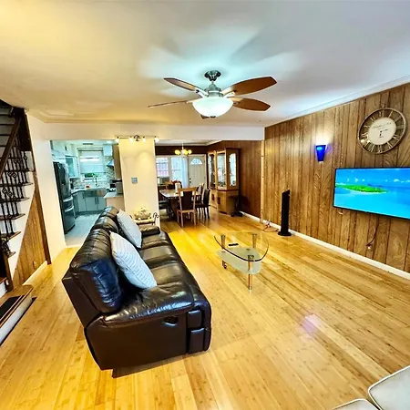 Lga Airport 3 Mins, 3 Bedroom Duplex House, Parking And Private Backyard, 9Mins Subway!